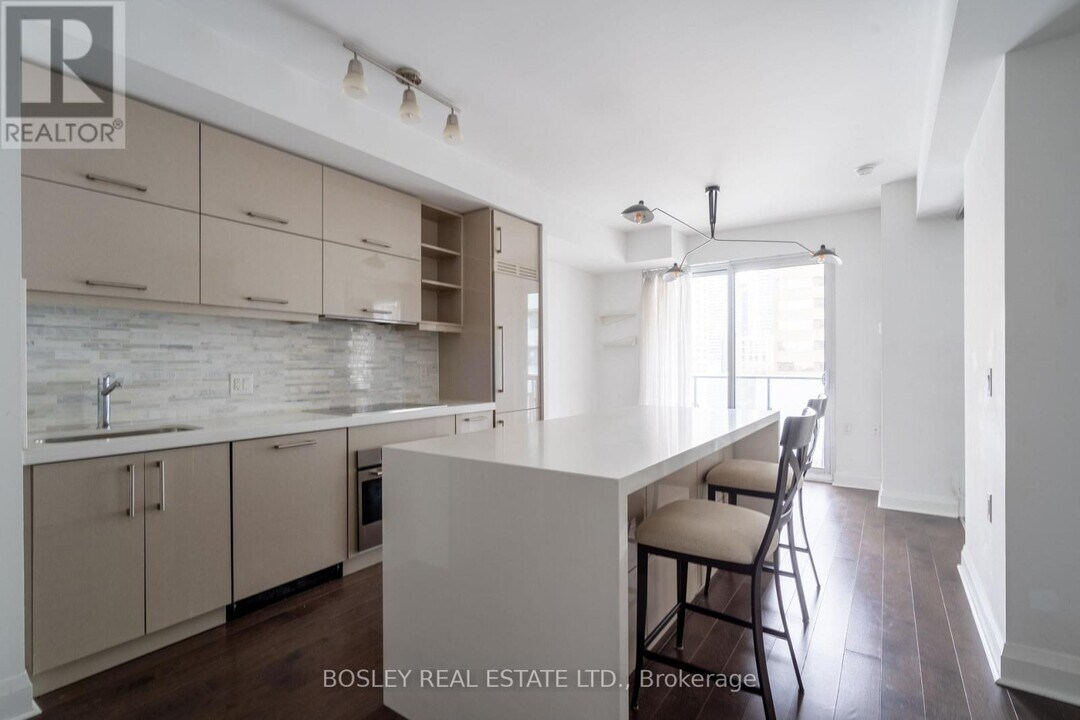 2803-65-565 St Mary St in Toronto, ON - Building Photo
