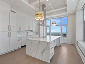 132 E Delaware Pl in Chicago, IL - Building Photo - Building Photo