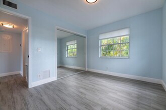 5207 N Flagler Dr in West Palm Beach, FL - Building Photo - Building Photo