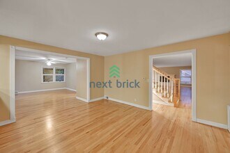 13649 Main St in Bellevue, WA - Foto de edificio - Building Photo