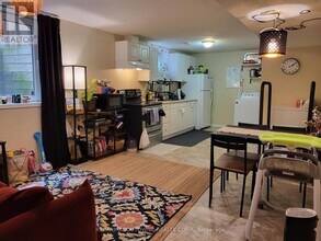 6 Zecca Dr in Guelph, ON - Building Photo - Building Photo