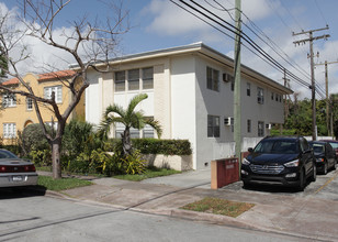 Phoenetia Apartments in Coral Gables, FL - Foto de edificio - Building Photo