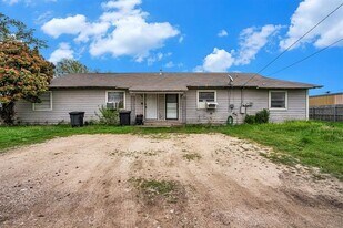 1706 Redwood Dr in Cleburne, TX - Building Photo