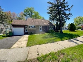 105 Independence Dr in Roselle, NJ - Building Photo