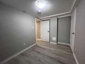 Elgin Cres in Waterloo, ON - Building Photo - Building Photo