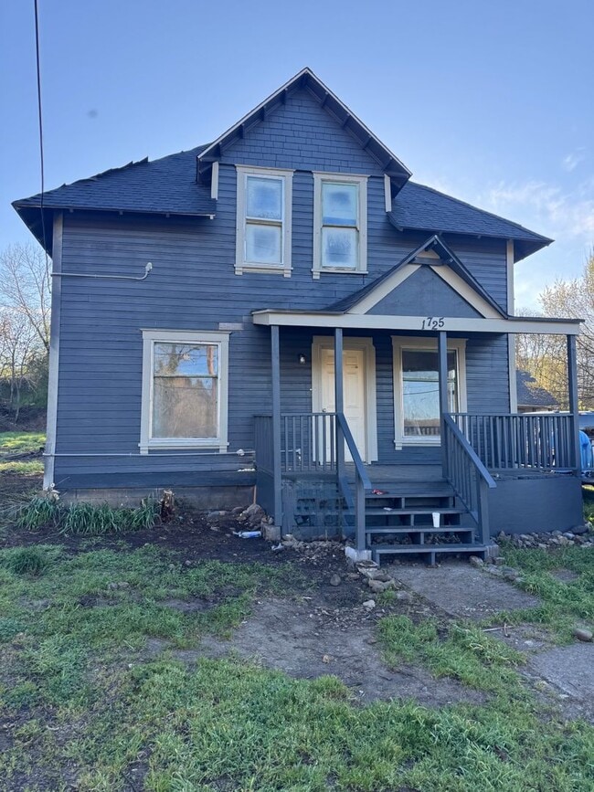 property at 1723-1725 SE Mill St