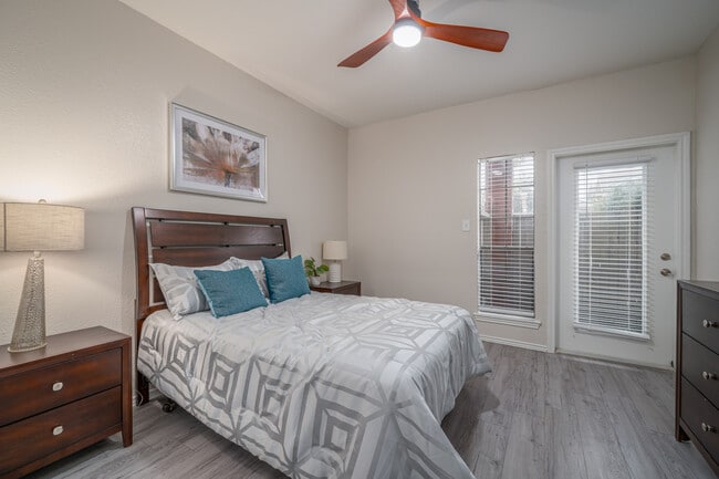 Green Tree Place in Houston, TX - Building Photo - Interior Photo