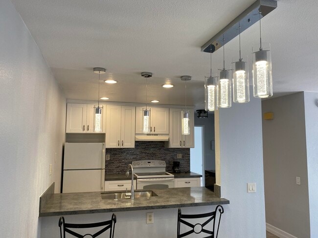 8324 Regents Rd, Unit 1P in San Diego, CA - Building Photo - Building Photo