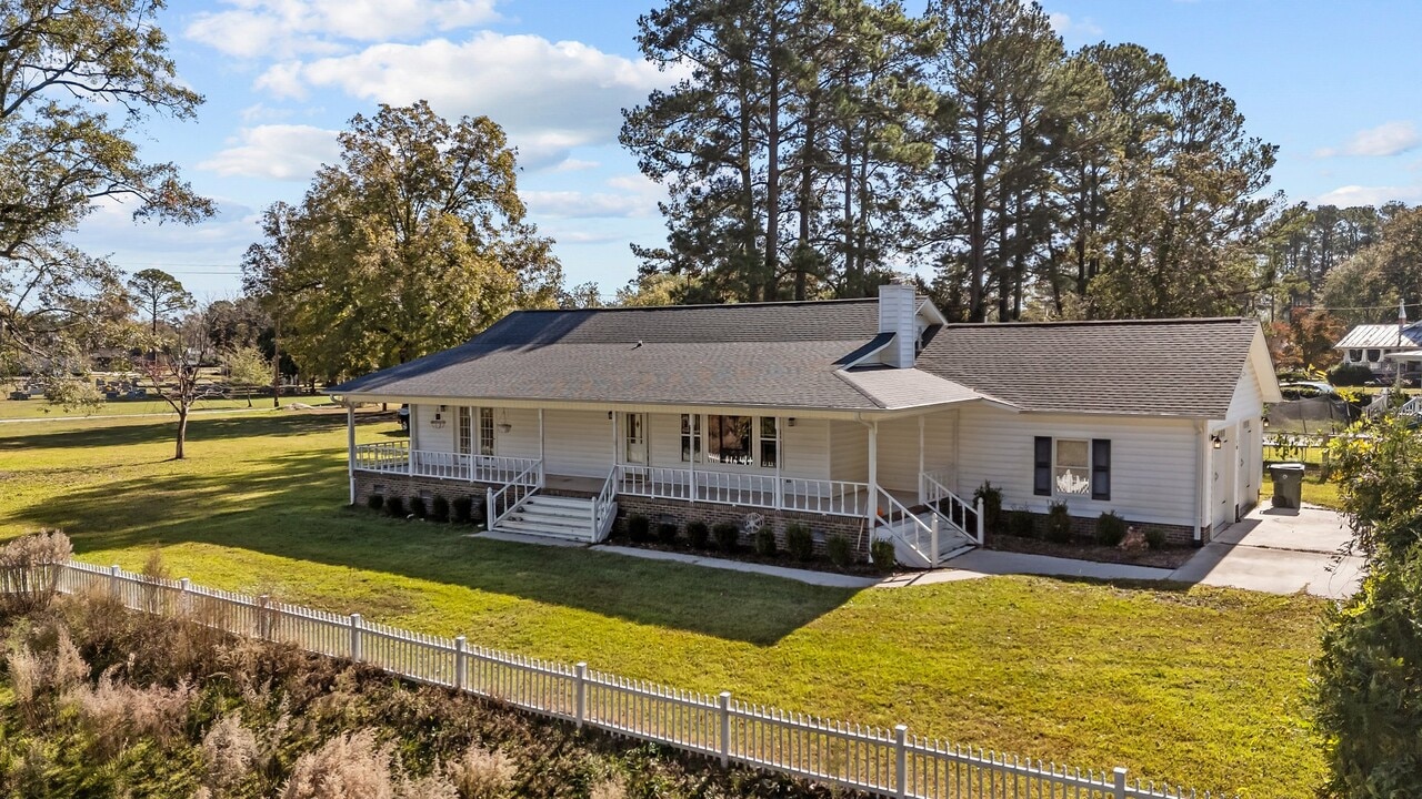 105 3rd St in Pollocksville, NC - Building Photo