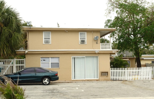 611 NE 10th Ave in Boynton Beach, FL - Foto de edificio - Building Photo