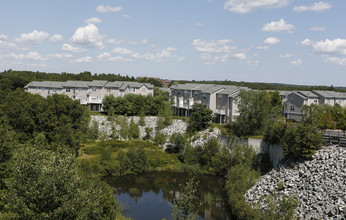 The Residences at Stevens Pond in Saugus, MA - Foto de edificio - Building Photo