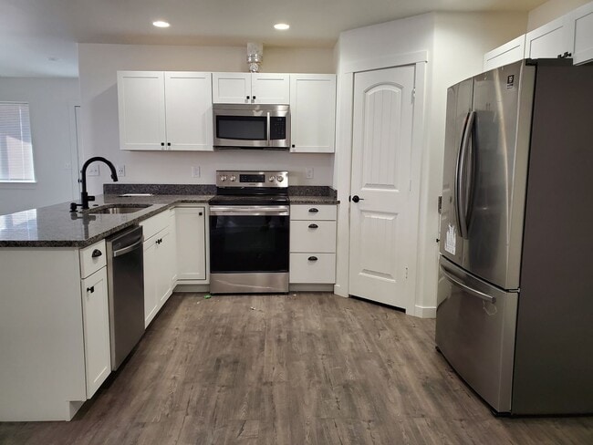 property at 1125 W Ivy Ave