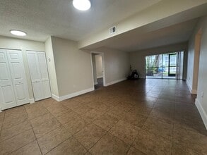 711 N Pine Island Rd in Plantation, FL - Foto de edificio - Building Photo
