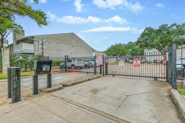 10837 Braes Bend Dr in Houston, TX - Building Photo - Building Photo