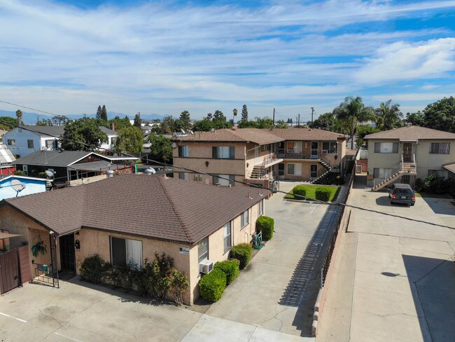 11702 Bellflower Blvd in Downey, CA - Foto de edificio - Building Photo