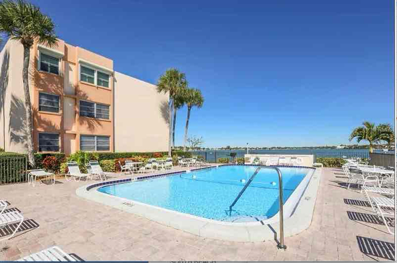 7560 Bay Island Dr S in South Pasadena, FL - Building Photo