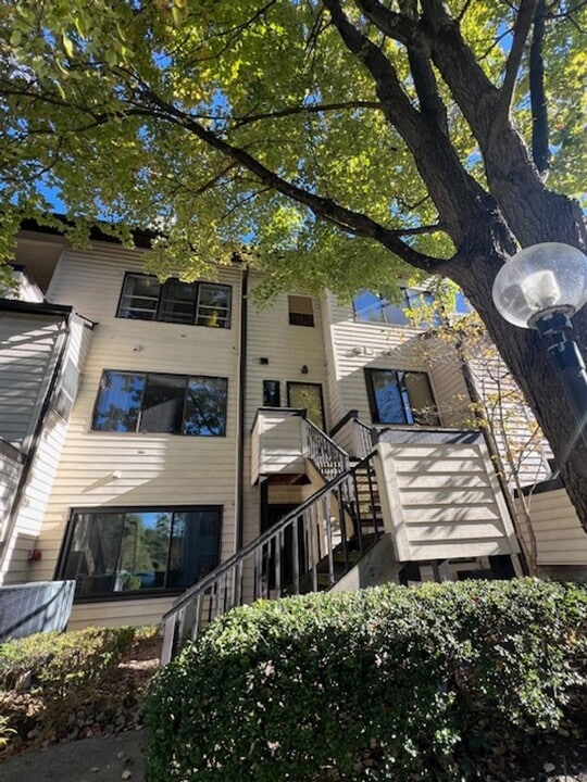 10064 Hellingly Pl in Gaithersburg, MD - Building Photo