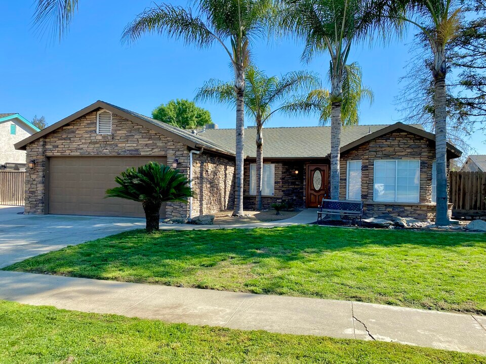 2095 W Merritt Ave in Tulare, CA - Building Photo