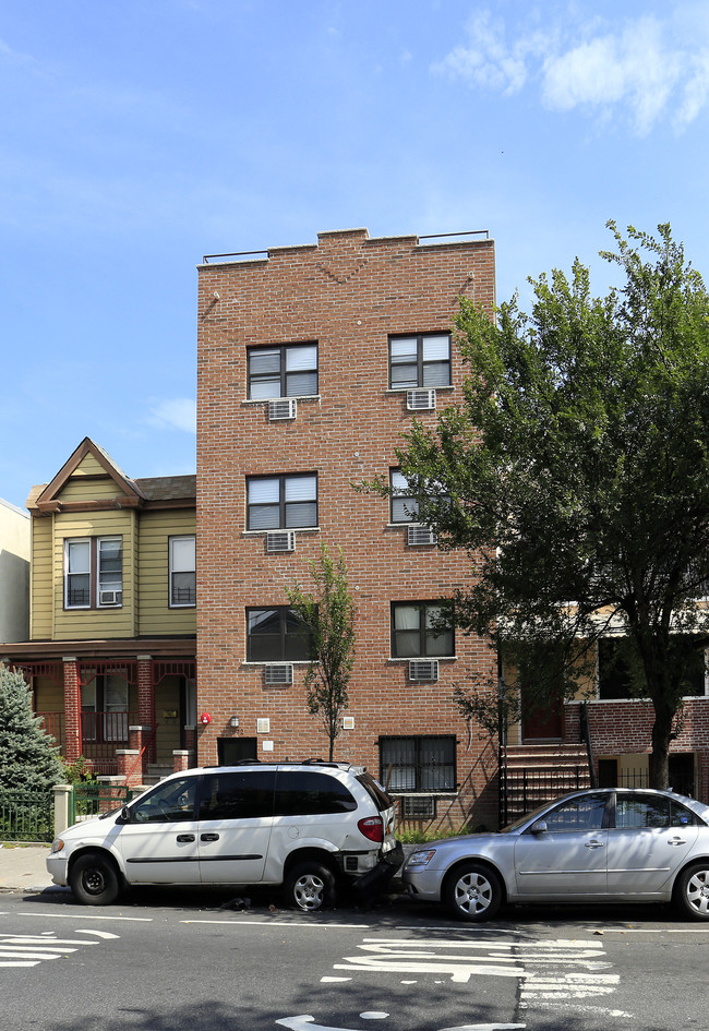 2072 Crotona Ave in Bronx, NY - Foto de edificio - Building Photo