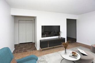 Five Points Courtyard Apartments in Toledo, OH - Foto de edificio - Building Photo