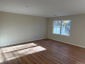 32 Montgomery St, Unit 1 in Goshen, NY - Foto de edificio - Building Photo