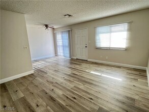 1009 Willow Tree Dr in Las Vegas, NV - Building Photo - Building Photo