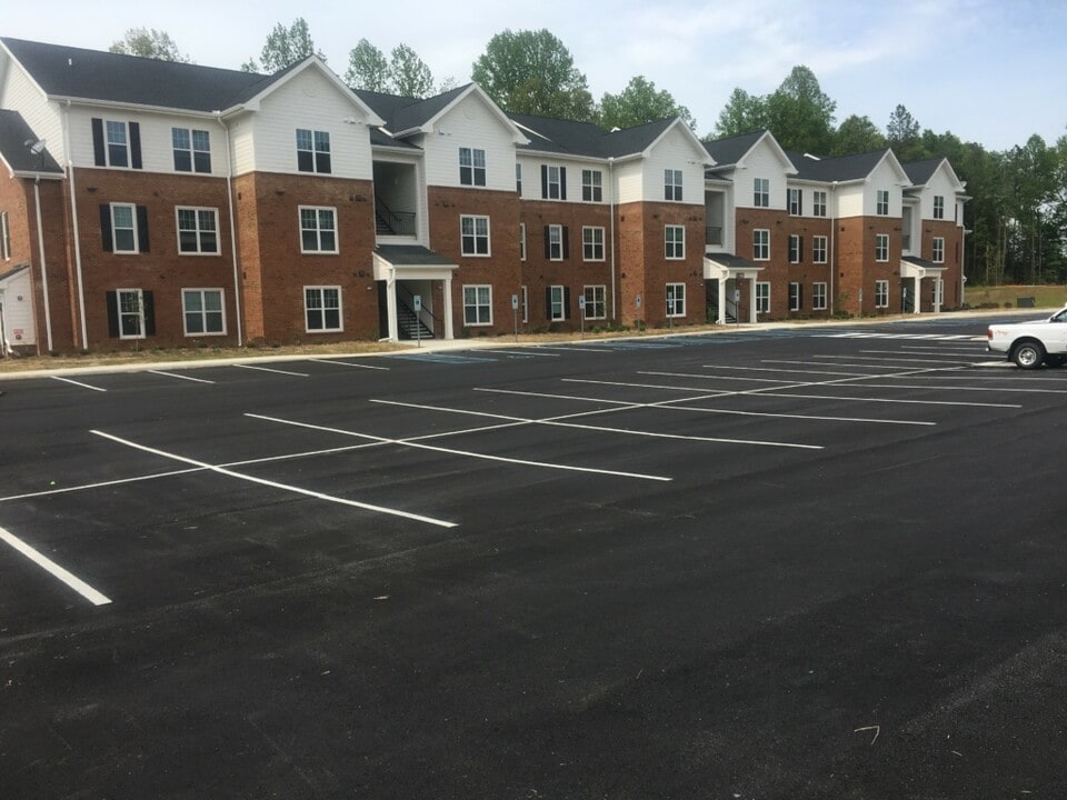 King William Place in Aylett, VA - Foto de edificio