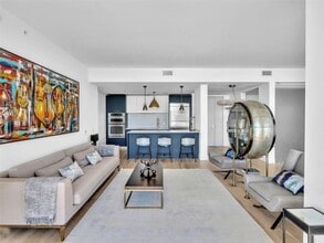 1300 Brickell Bay Dr, Unit 4202 in Miami, FL - Building Photo - Building Photo