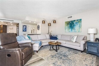 690 Island Way in Clearwater, FL - Building Photo - Building Photo