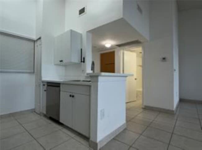 2803 N Oakland Forest Dr, Unit 304 in Oakland Park, FL - Building Photo - Building Photo