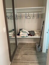 18821 Erwin St, Unit 3c in Reseda, CA - Building Photo - Building Photo