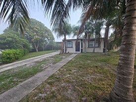 401 Seagrape Rd in Lantana, FL - Building Photo