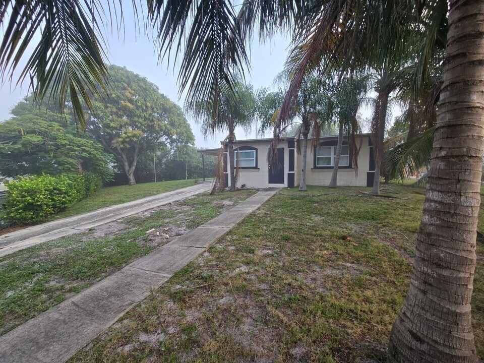 401 Seagrape Rd in Lantana, FL - Building Photo