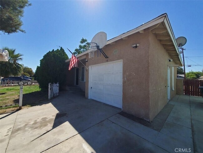 403 W Central Ave, Unit 2 in Hemet, CA - Building Photo - Building Photo