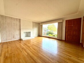 11934 NE Knott St in Portland, OR - Building Photo - Building Photo