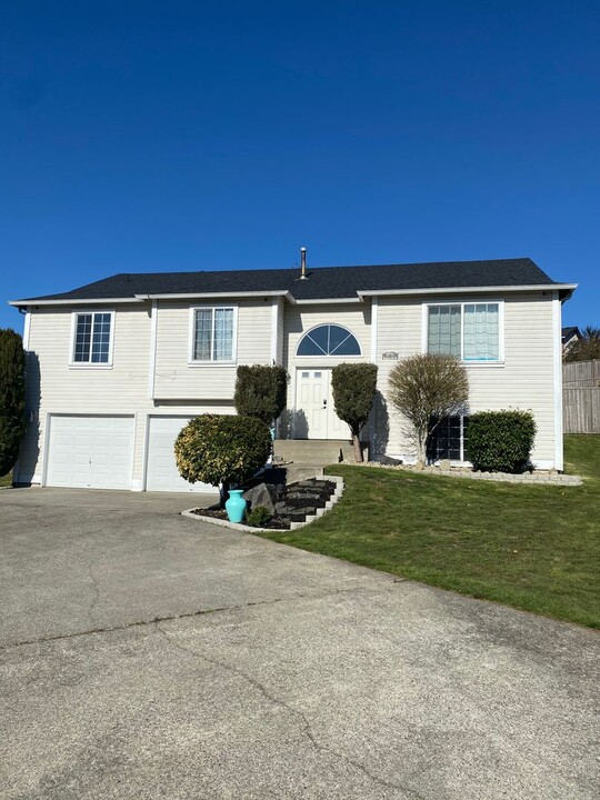 1401 197th St E in Spanaway, WA - Building Photo