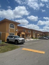 7714 W 34th Ln, Unit 12-202 in Hialeah, FL - Foto de edificio - Building Photo