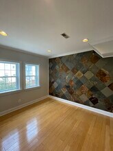 550 Hobart Plz NW, Unit 1 in Washington, DC - Foto de edificio - Building Photo