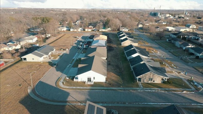 806 Parkside Ln in Charles City, IA - Building Photo - Building Photo