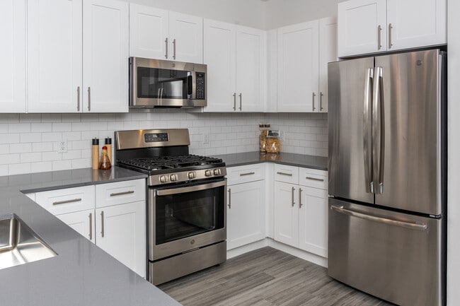 Six Points at Bloomfield Station in Bloomfield, NJ - Foto de edificio - Interior Photo