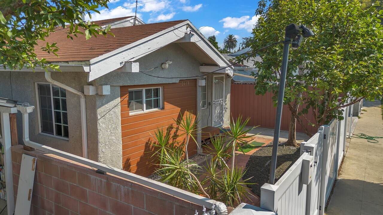 2419 W 30th St in Los Angeles, CA - Building Photo