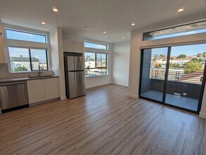 338 Mariposa Ave, Unit 301 in Los Angeles, CA - Building Photo - Building Photo