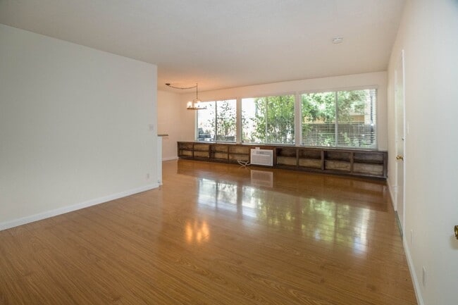 8207 De Longpre Ave in West Hollywood, CA - Building Photo - Building Photo