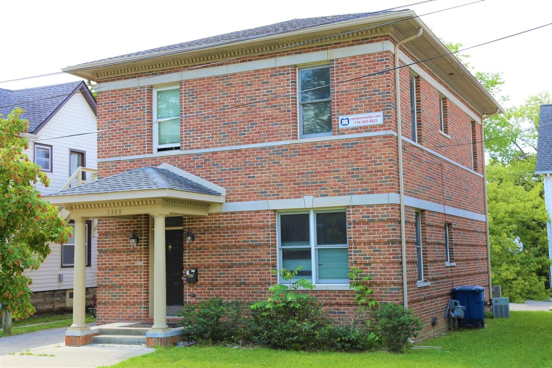 1348 Wilmot Ct in Ann Arbor, MI - Foto de edificio