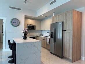 950 Brickell Bay Dr in Miami, FL - Building Photo - Building Photo
