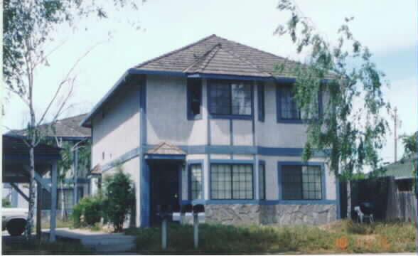 417 1st St in Brentwood, CA - Foto de edificio - Building Photo