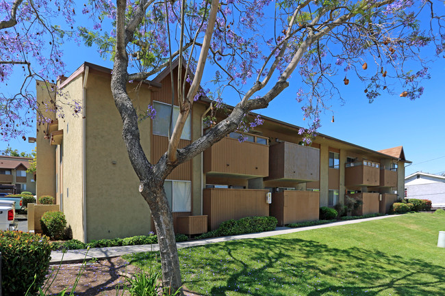 Towne & Country Apartments in Fallbrook, CA - Foto de edificio - Building Photo