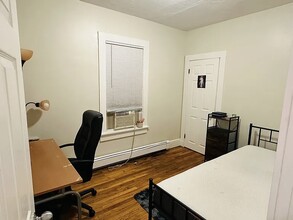 366 Crescent St, Unit 1RB in Waltham, MA - Foto de edificio - Building Photo