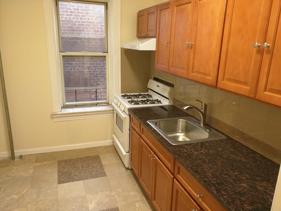 6624 10th Ave in Brooklyn, NY - Building Photo
