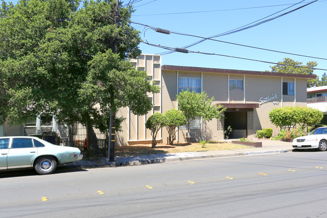 447 S E St in Santa Rosa, CA - Foto de edificio - Building Photo